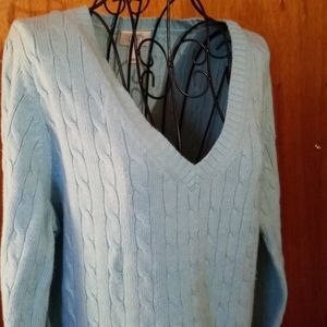 Soft, blue V necked cable knit sweater XL